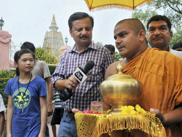 புனித நீர் தெளித்து