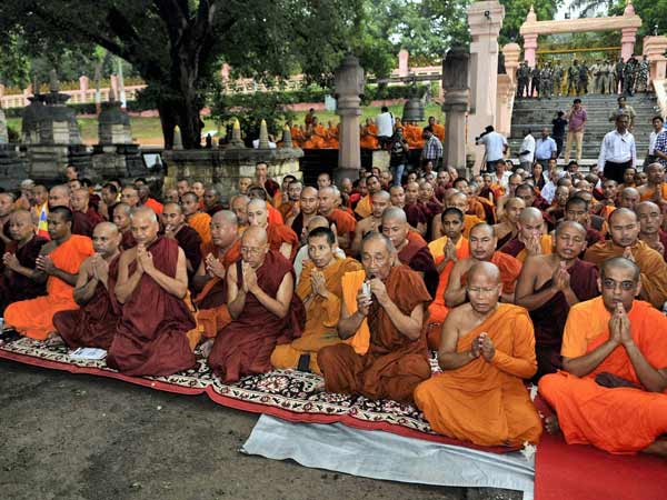 புத்த பிட்சுகள் பிராத்தனை