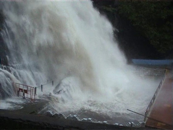 மெயின் அருவியில் வெள்ளம் மெயின் அருவியில் வெள்ளம்