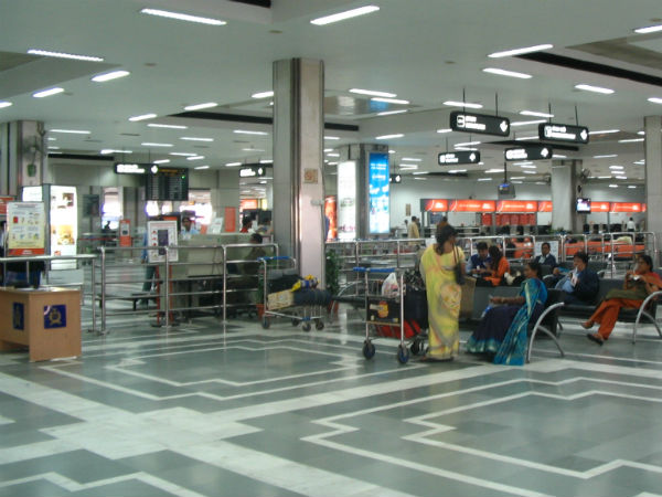 விமான நிலையத்தில் அவமானம்