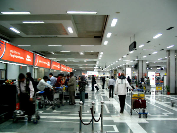 காதிலேயே போட்டுக் கொள்ளாத காவலர்கள்