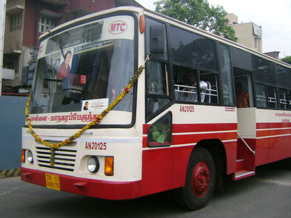 கும்பலாக செயல்படுகிறார்கள்