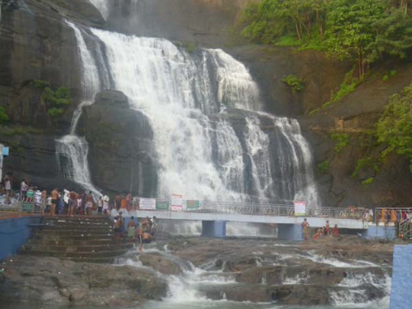 மெயின் அருவியில் உற்சாகம்