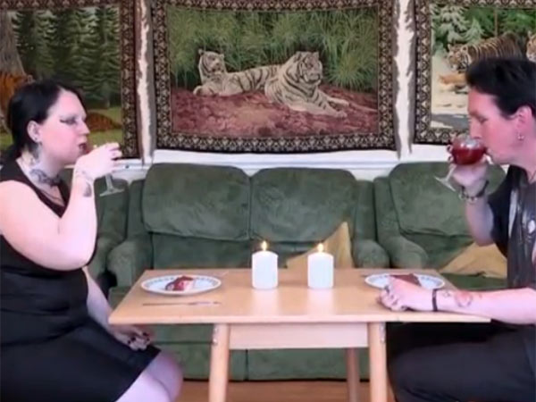 ரத்தம் குடிப்பதற்கு அடிமை...