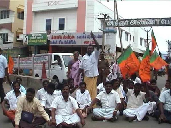 தென்காசியில் மறியல்