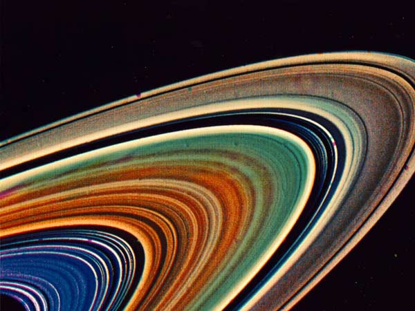 சனி கிரகத்தின் நிழலில்: