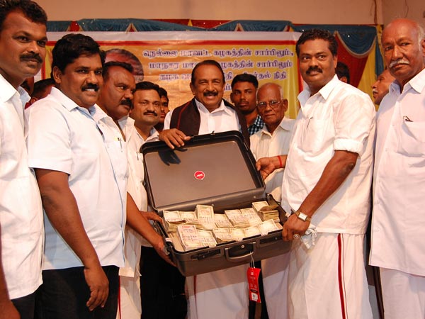 வாரி வழங்கும் மக்கள்