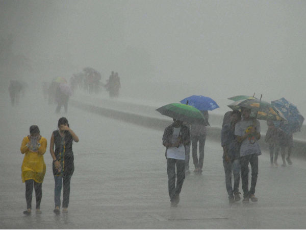 Heavy rain lashes Mumbai, people advised to stay home