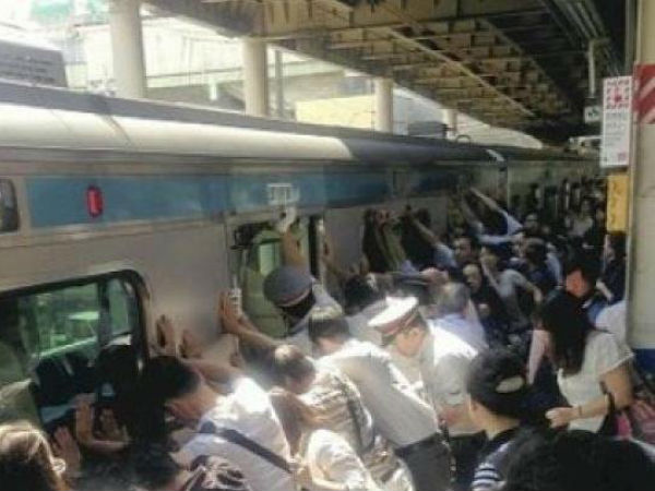 தள்ளு... தள்ளு... தள்ளு...