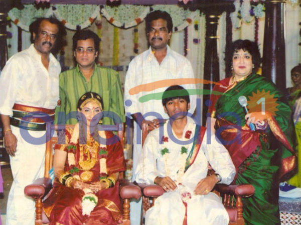 பழைய நினைவுகளில் மூழ்கியபடி...