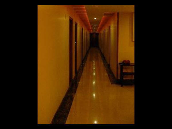 ரூம் ரூமாக தேடுதல்