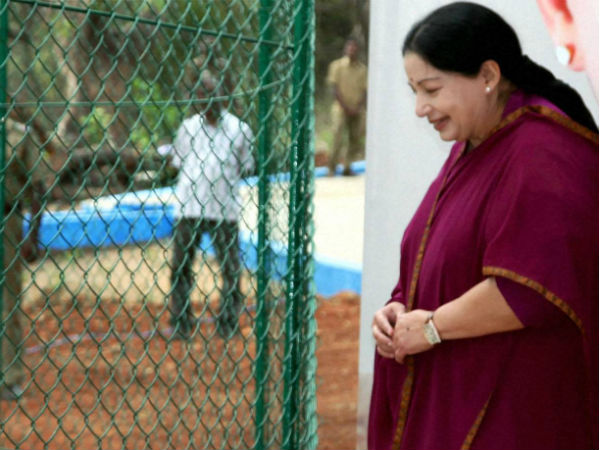 காவேரியை கொஞ்சினார்