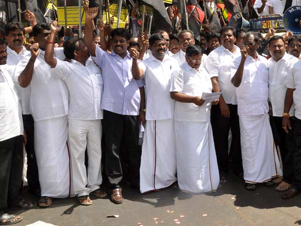 நாம் தமிழர் கட்சியினர்