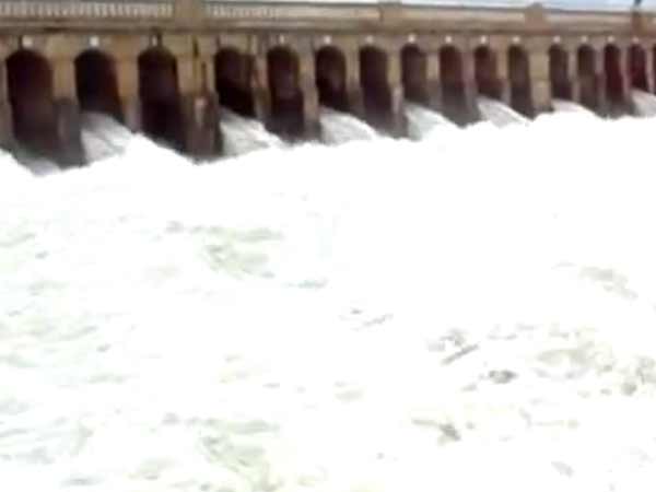 16 கண் மதகு வழியாக...