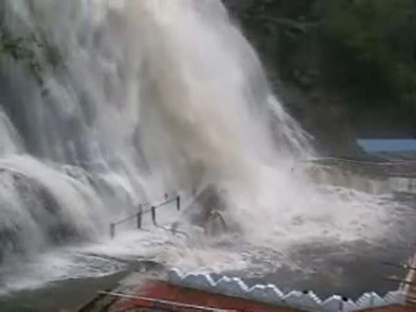 கரைபுரண்டோடும் வெள்ளம்