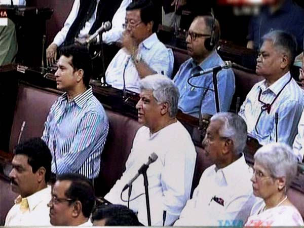 அமளி துமளி.. வேடிக்கை பார்த்த சச்சின்