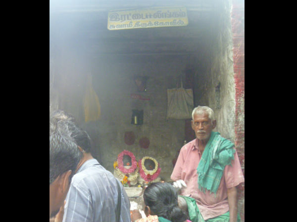 காத்திருக்கும் பக்தர்கள்