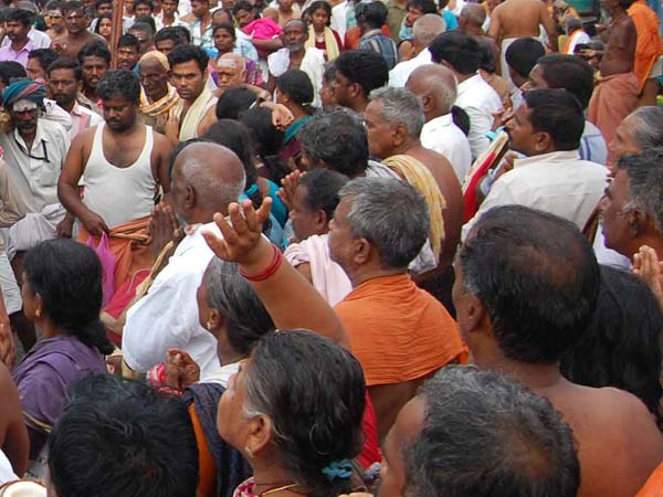 அலைமோதிய கூட்டம்