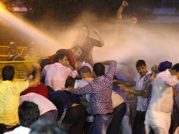 நூற்றுக்கணக்கானோர் திடீர் முற்றுகை 