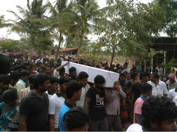 தாஜ்மஹால் போல நினைவுச் சின்னம்