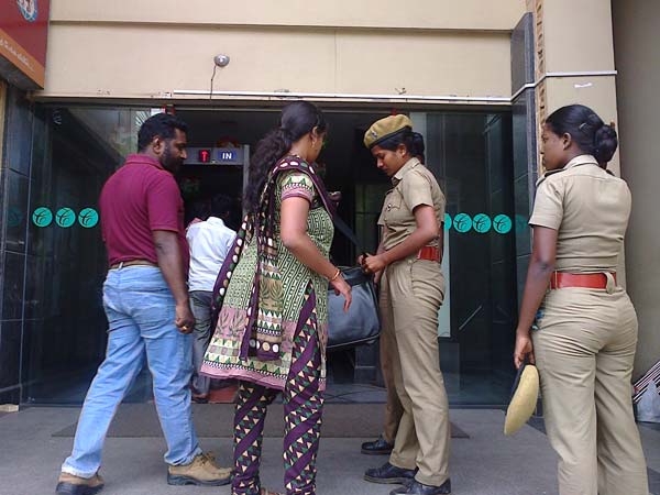 வெடிகுண்டு சோதனை