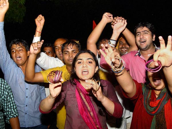 Activists of youth wing of Bharatiya Janata Party (BJP) shout anti-Pakistan slogans against killing of five army jawans, near the residence of Defence Minister A K Antony