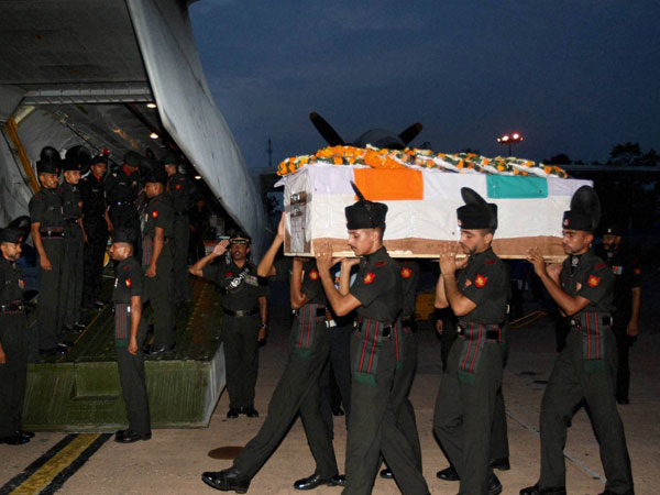  சொந்த ஊர்களில் சுட்டுக் கொல்லப்பட்ட ராணுவ வீரர்களின் உடல்கள் தகனம்