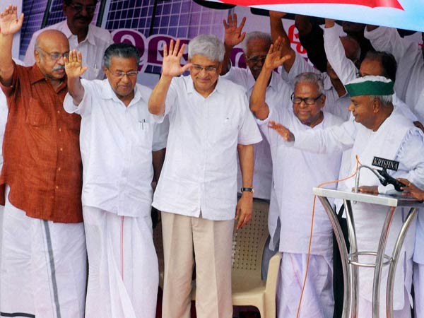 CPI(M) leader Prakash Karat, JD(S) President H D Devegowda and other leaders addressing the protesters who were protesting against solar scam
