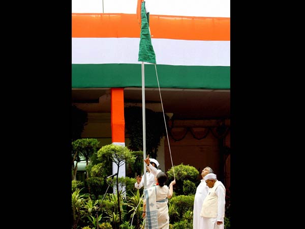 தேசியக் கொடி ஏற்றிய சோனியா