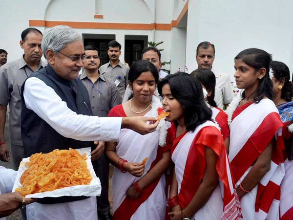 நிதிஷ் வழங்கிய ஜிலேபி