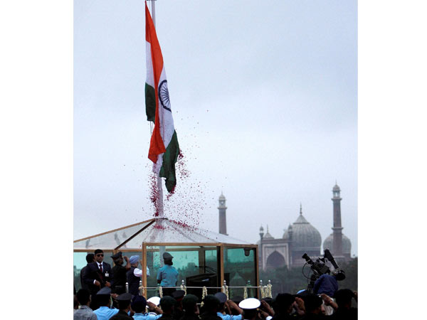 PM hoists national flag at Red fort 
