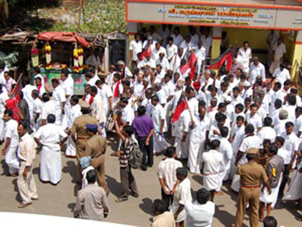 நெல்லையில் 'க', 'ஆ' கோஷ்டிகள்