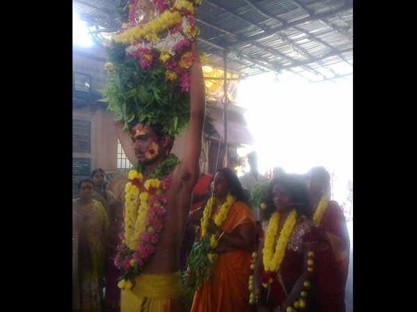 பக்தர்கள் வழிபாடு