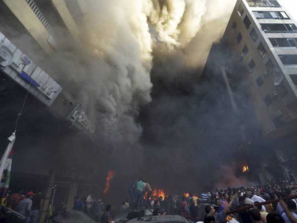 லெபனான் கார் வெடித்து பற்றி எரியும் கட்டடங்கள்: