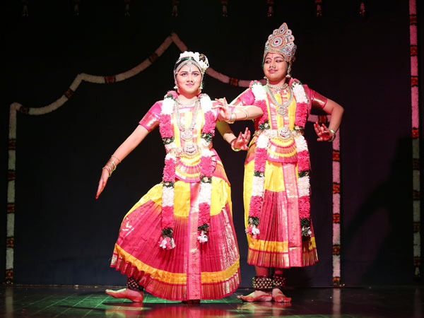 மாணவிகள்