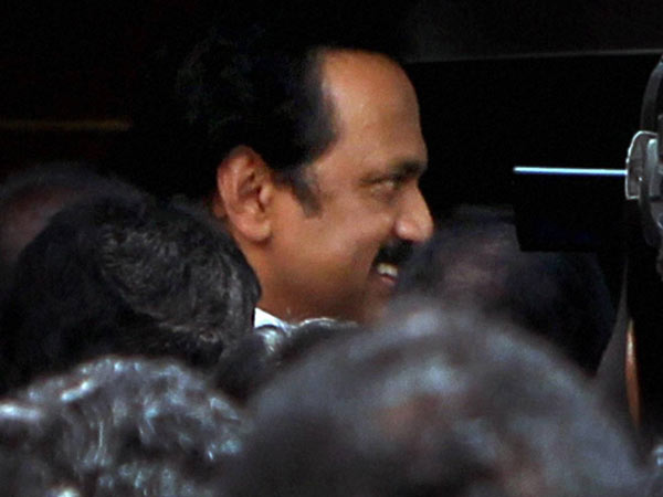 மனுக்கள் பெறுகிறார்