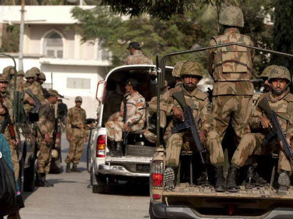 ராணுவமும், தீவிரவாதிகளும் கலந்த படை