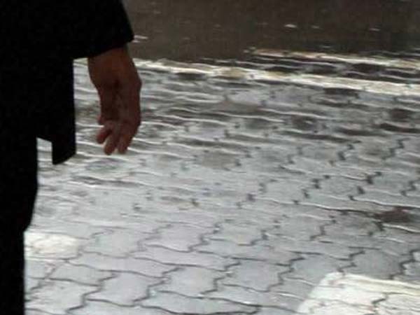 2 மாதமாக 12 வயது நாயுடன் பிளாட்பாரத்தில்