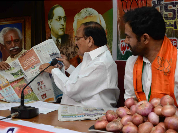 BJP gifts onions to women