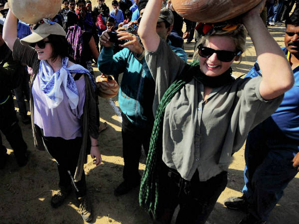 வீட்டுக்காரர் இருப்பதாக பொய் சொல்லுங்கள்: வீட்டுக்காரர் இருப்பதாக பொய் சொல்லுங்கள்: