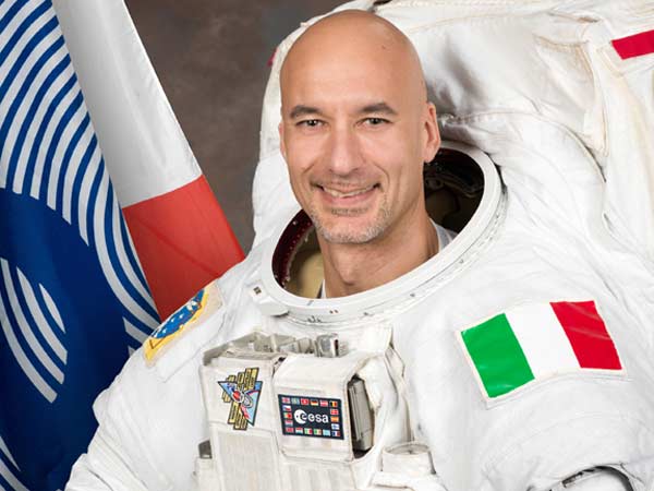 உடையில் ஓட்டை...