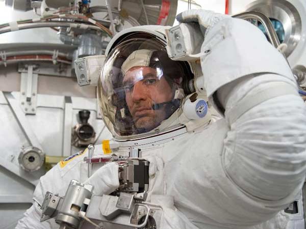 ஹெல்மட் கழற்றப்பட்டது....