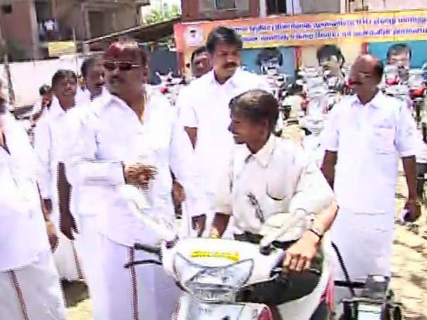 எல்லோரும் ஏமாற்���ுகின்றனர்