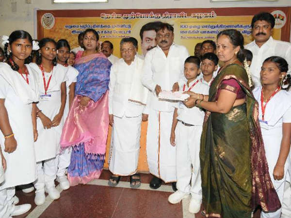 பிறந்தநாள் விழாவில்