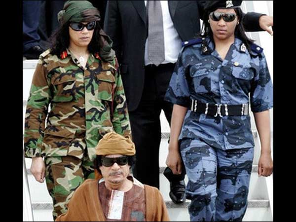 பெண் பாடிகார்டுகளையும்