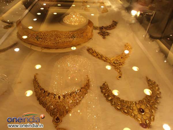 காத்து வாங்கும் கடைகள் காத்து வாங்கும் கடைகள்