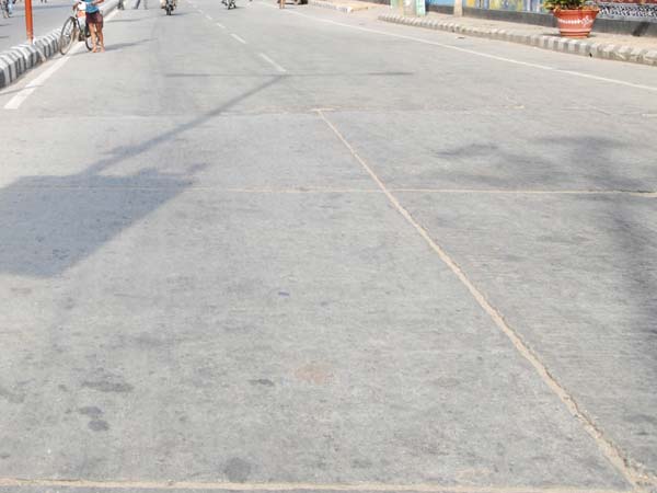 வெறிச்சோடிய சாலைகள்