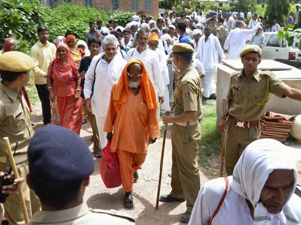 Police evict Asaram Bapu's supporters from his Pal Road Ashram in Jodhpur