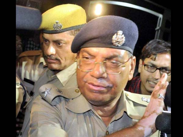 ராத்திரி முழுவதும் விமான நிலையத்தில்