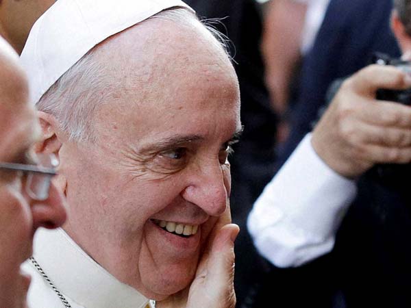 முன்பு செருப்புக்கு முத்தம்